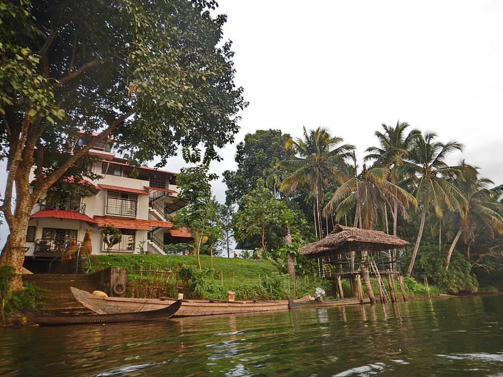 Bed and Breakfast Pearl Spot Недумбассери Экстерьер фото